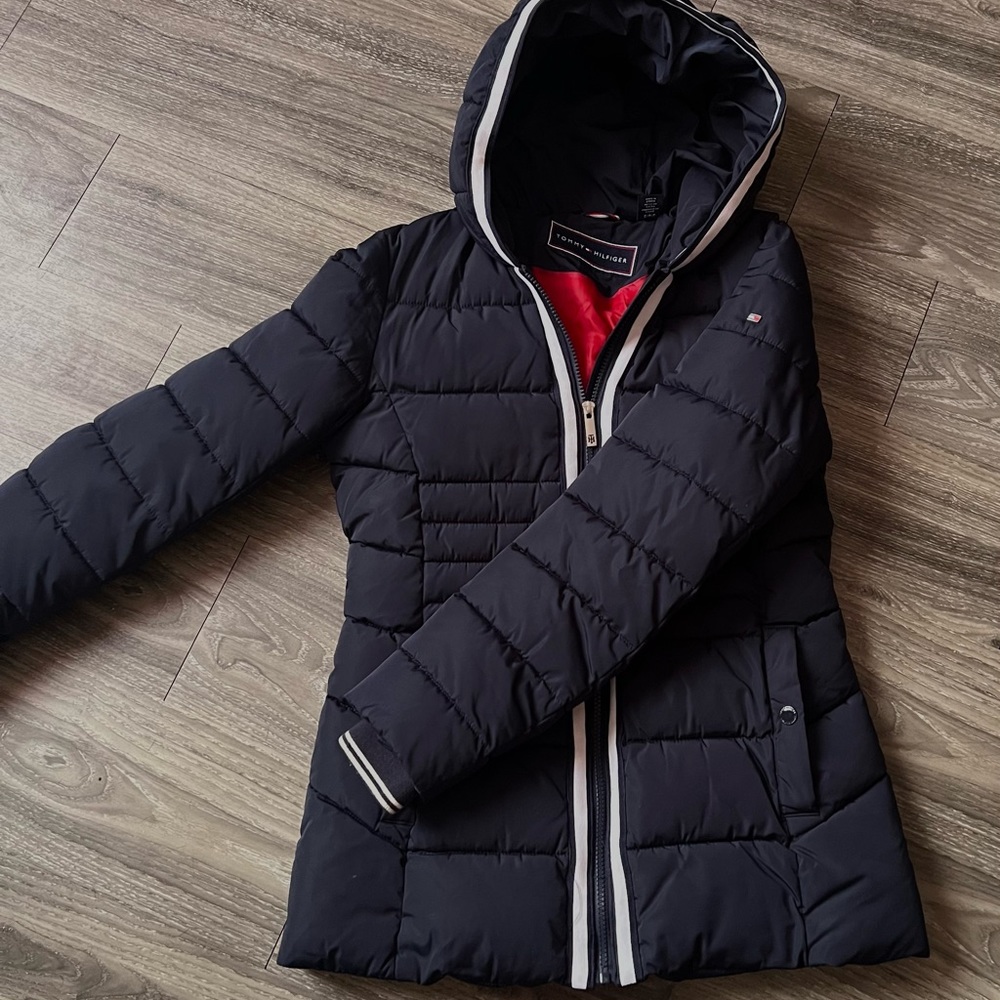 Woman’s tommy coat navy blue in excellent condition worn once paid 100$ for
